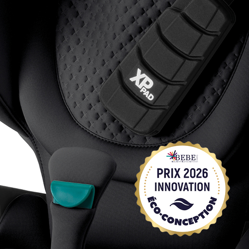 Närbild på Britax Römer KIDFIX PRO högrygga bilbarnstolar som lyfter fram Eco-Design Innovation 2026 Award-logotypen och LUX collections karaktäristiska 3D-stjärnprägling.